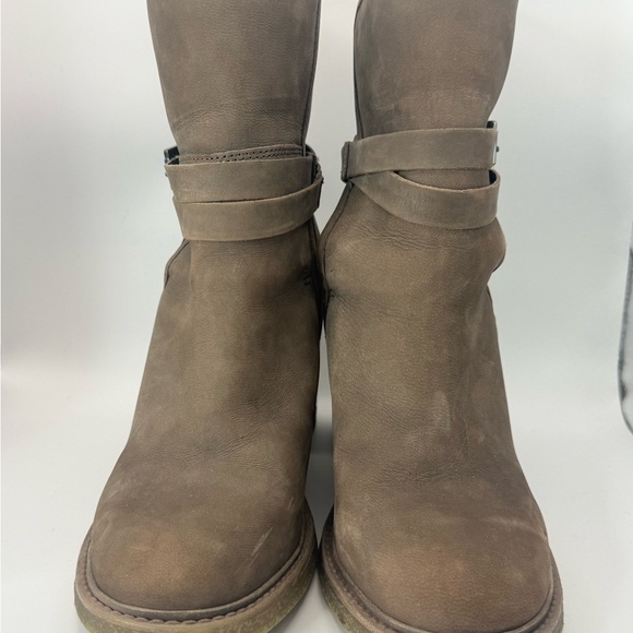 Women’s Size 8.5 Taupe Leather Block Heel Ankle Boots Buckle Strap - Picture 5 of 13